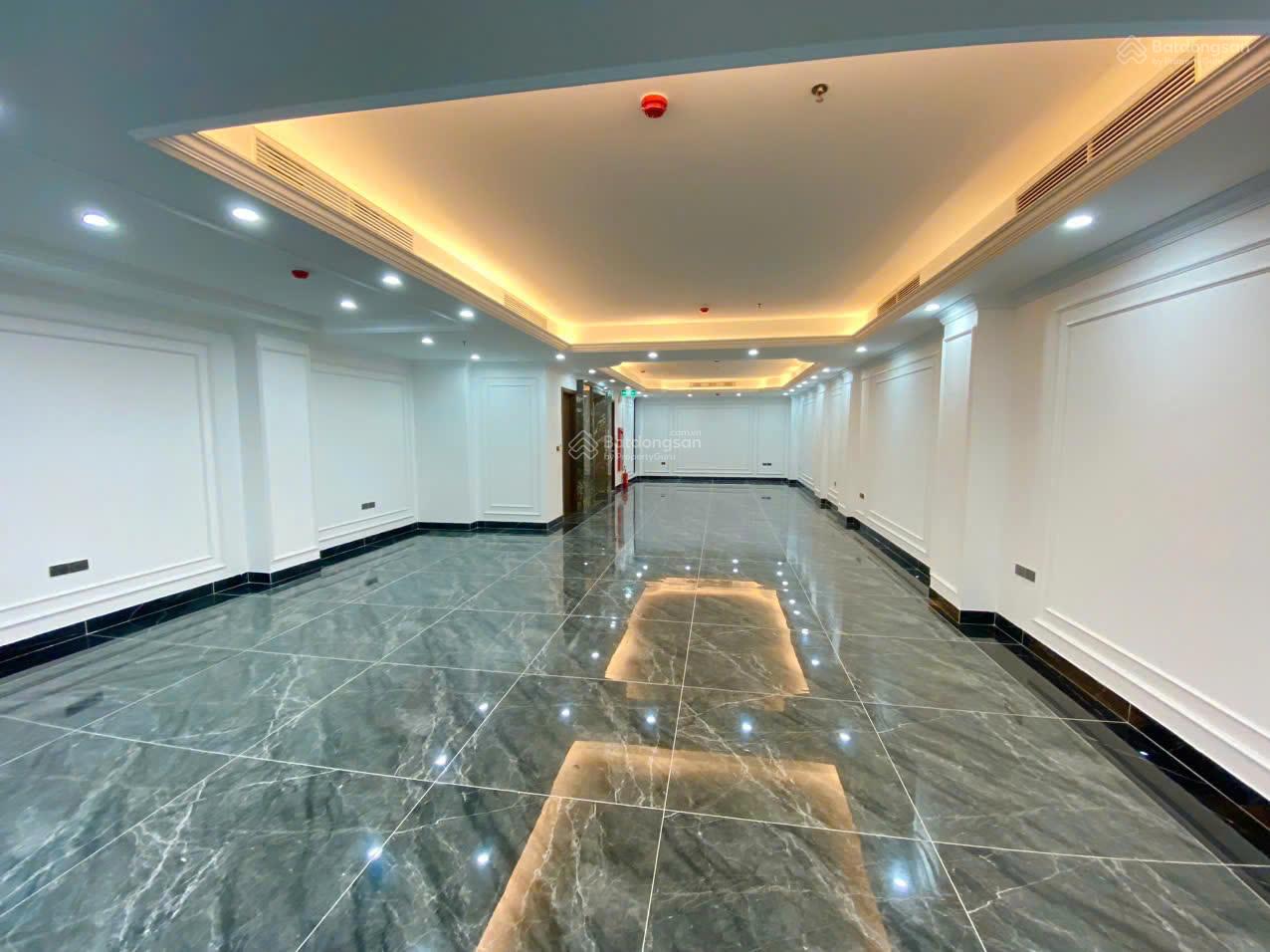 Bán toà nhà văn phòng siêu đẹp - DT 160x7T - mặt phố Văn Tiến Dũng, view hồ, đường vỉa hè rộng