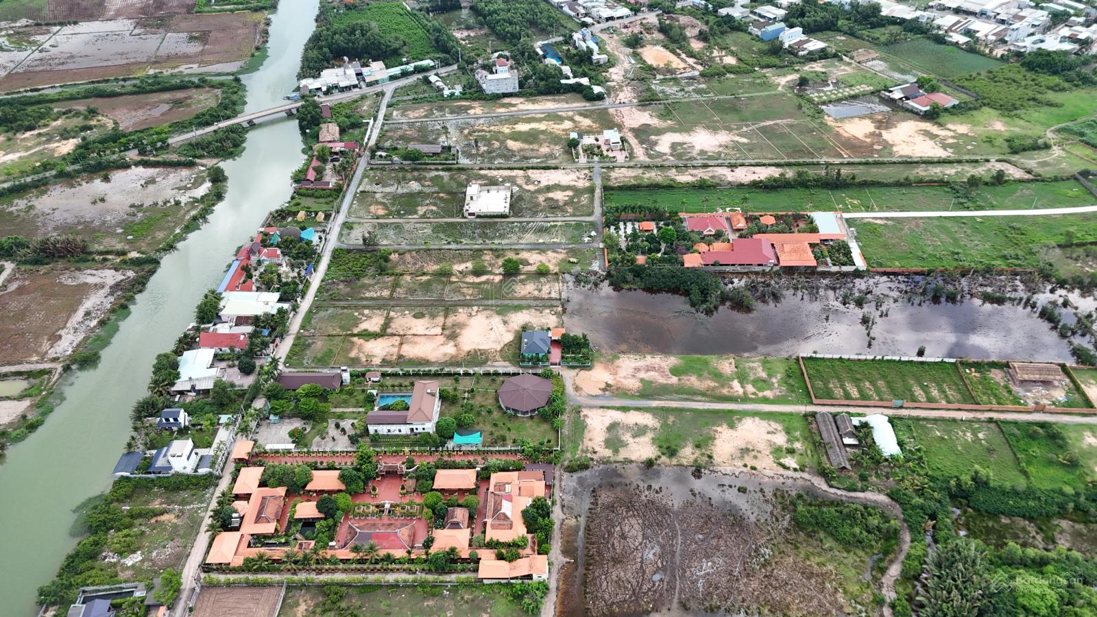 1000m2, 2 mặt tiền đường, 1/Hùng Vương, đường xe ô tô, tại khu nghỉ dưỡng Phú Đông 1000m2, 2 mặt tiền đường, 1/Hùng Vương, đường xe ô tô, tại khu nghỉ dưỡng Phú Đông