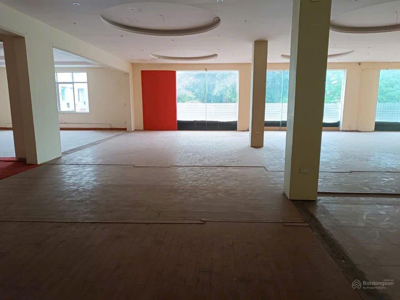 Cho thuê nhà mặt đường Hồ Sen, ngang 12m, mặt tiền 8m, DT 200m2 x 4 tầng thông sàn