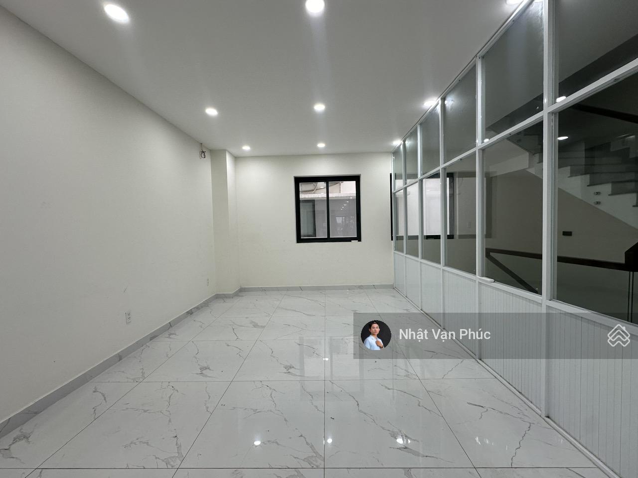 Cho thuê tầng 2 - 7x15m sàn ngăn 02 phòng, có thang máy, hầm để xe. Giá chỉ 12 tr - KĐT Vạn Phúc