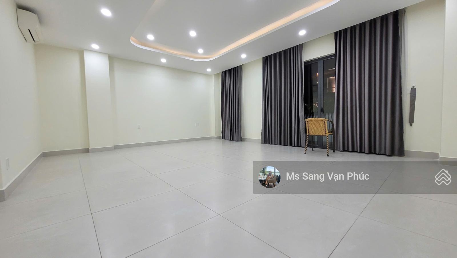 Cho thuê văn phòng 55m2 Vạn Phúc City, ban công, thang máy, máy lạnh, WC riêng, hầm xe. Giá 8 triệu