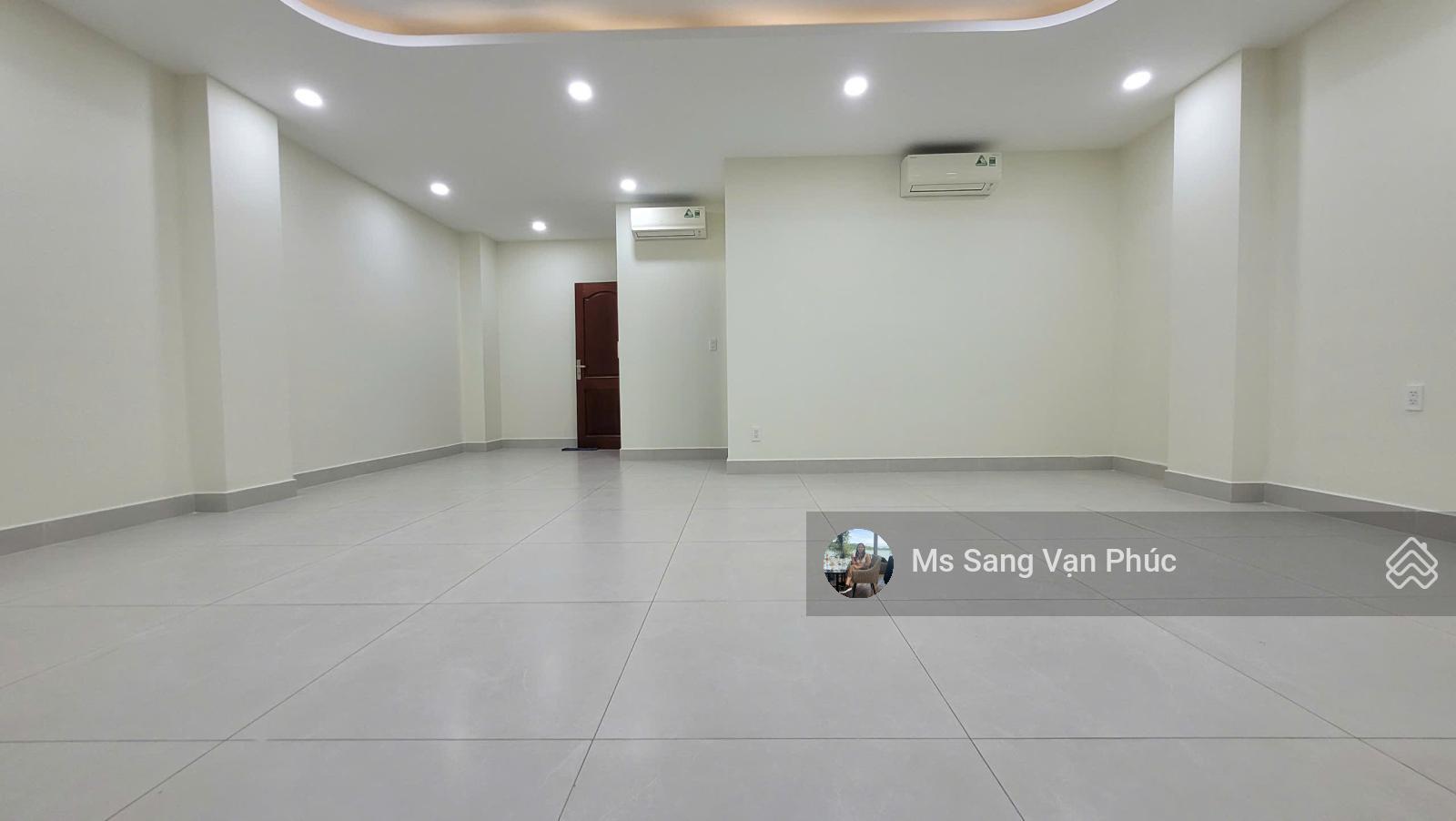 Cho thuê văn phòng 55m2 Vạn Phúc City, ban công, thang máy, máy lạnh, WC riêng, hầm xe. Giá 8 triệu