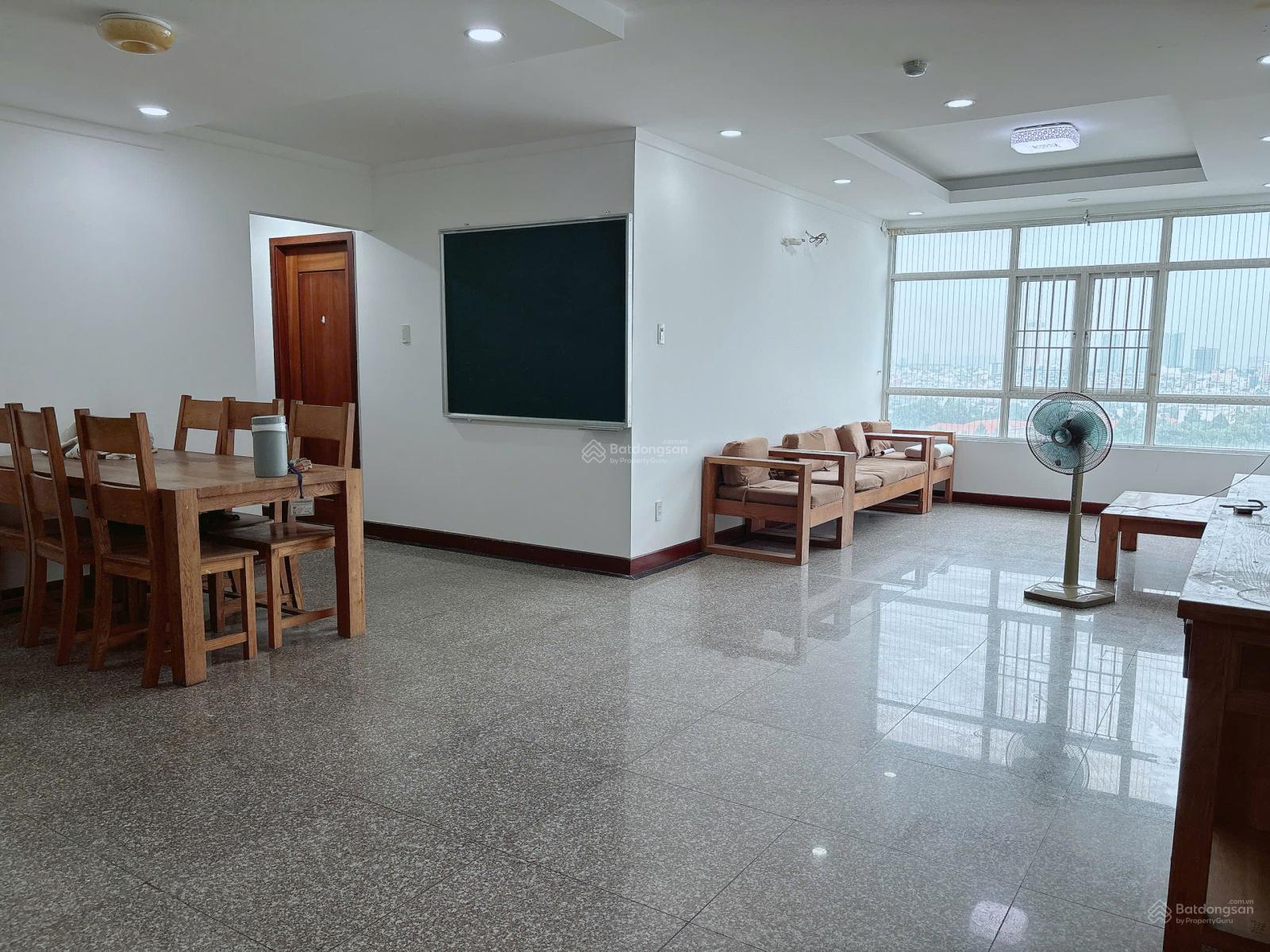 Cần bán căn hộ Giai Việt Tạ Quang Bửu, P5, Q8. DT 115m2, 2 pn, 2 wc, view thoáng mát. Sổ Hồng