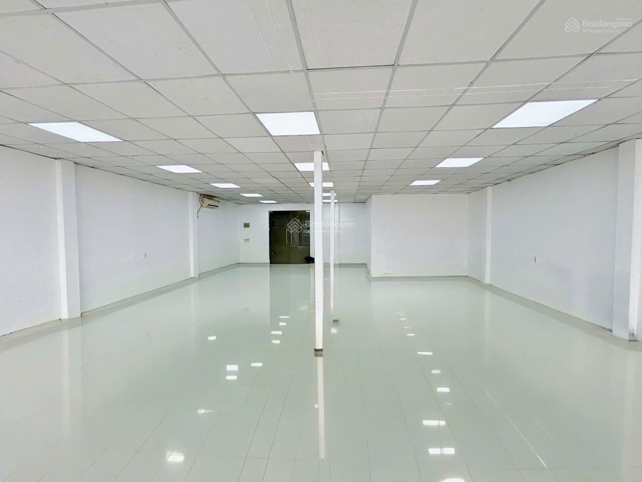 Văn phòng mặt tiền Nguyễn Văn Cừ, Quận 5 gần Nguyễn Thị Minh Khai, DT 100 - 500m2, giá chỉ 39tr/th