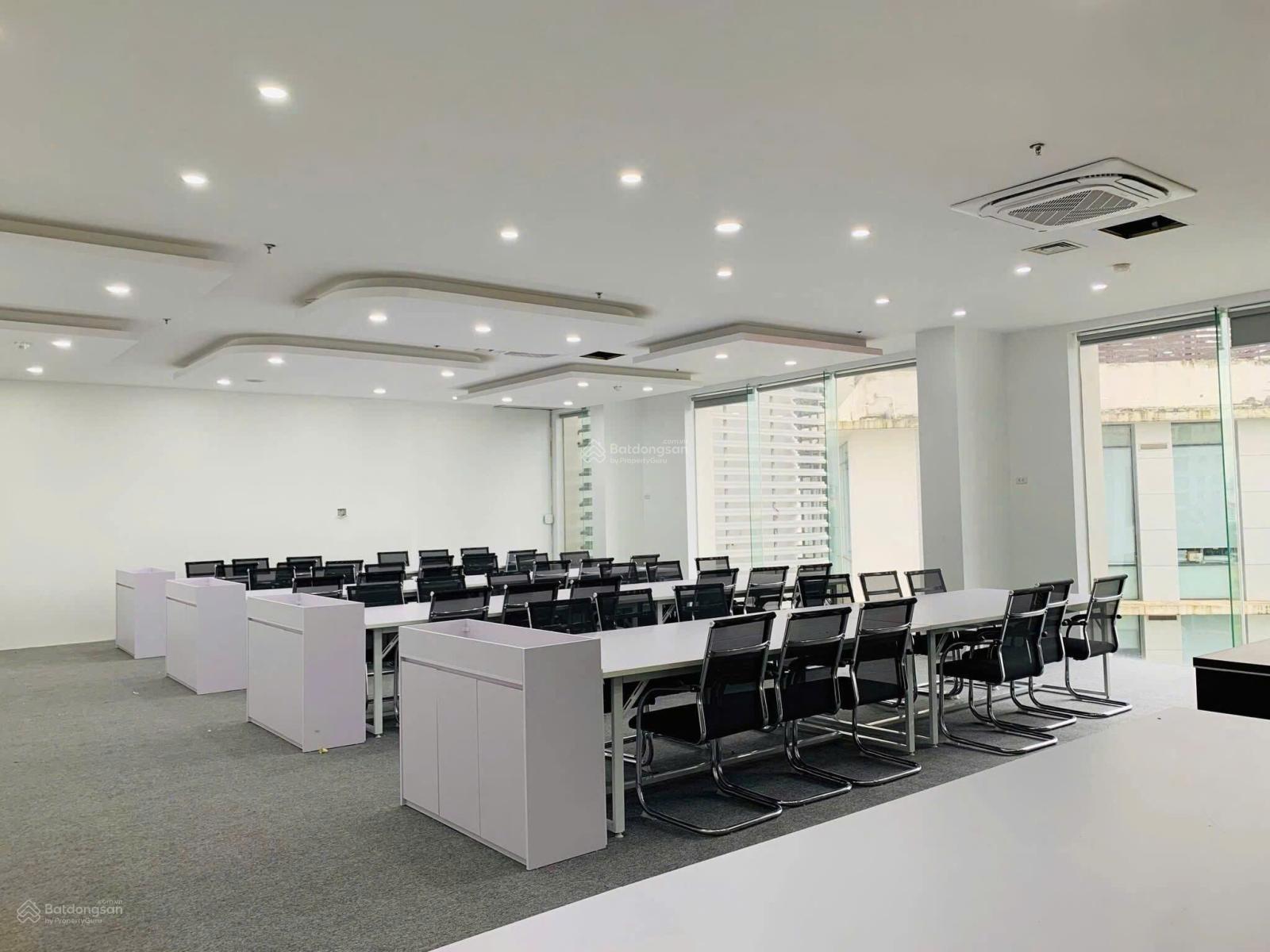 Bán tòa văn phòng mặt phố Hoàng Cầu - 218m2 - vỉa hè rộng - kinh doanh