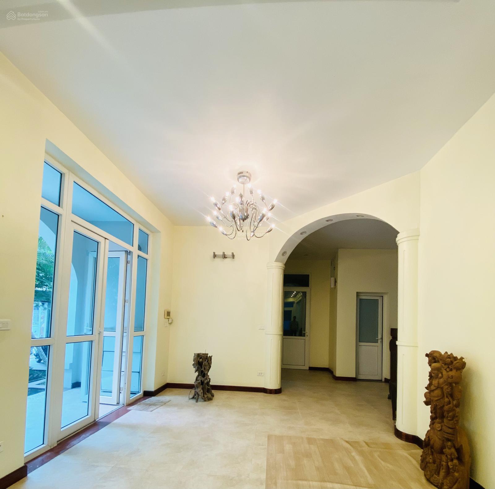 Giá tốt, đầu tư, bán biệt thự Việt Hưng, DT 325m2, MT 20m, vỉa hè, sân vườn, ô tô đỗ. Giá 52tỷ