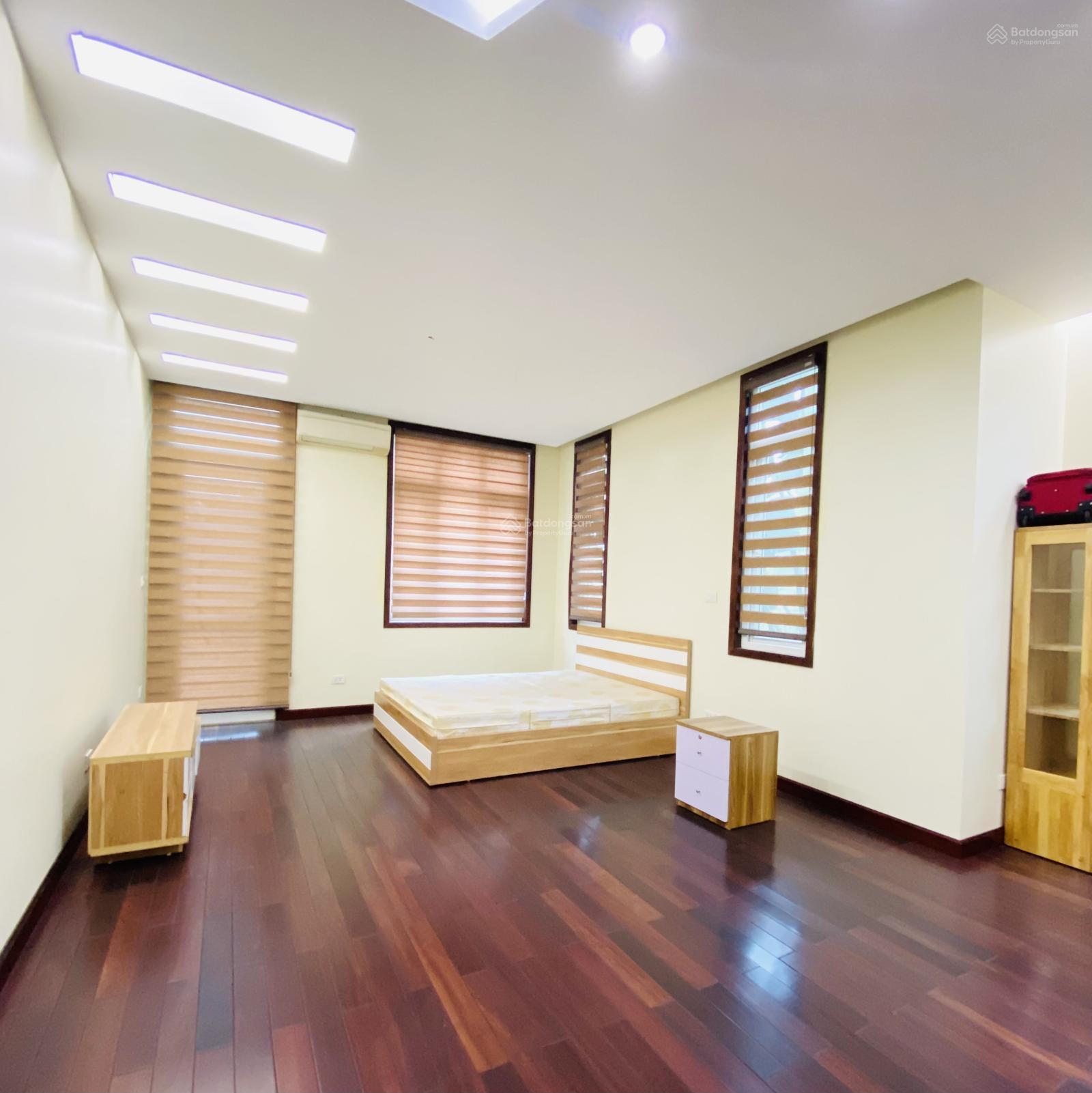 Giá tốt, đầu tư, bán biệt thự Việt Hưng, DT 325m2, MT 20m, vỉa hè, sân vườn, ô tô đỗ. Giá 52tỷ