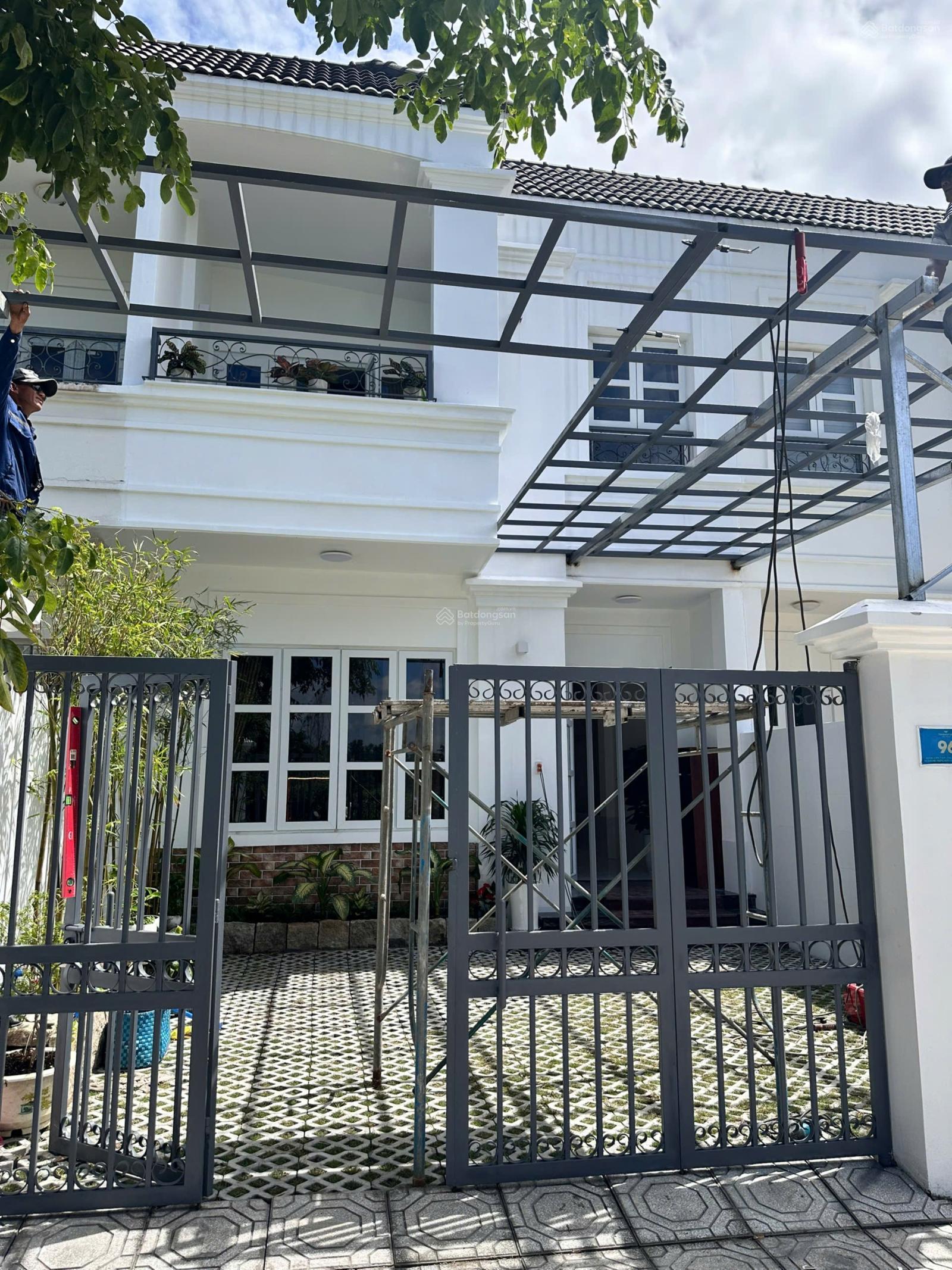 Cần tiền bán căn nhà phố Thăng Long Hiệp Phước, DT 115m2, sổ đỏ. Full nội thất, sẵn HĐ Thuê 22tr/th