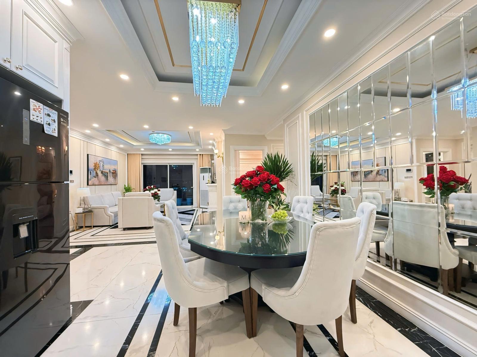 Tôi cần bán 2 căn hộ Goldmark City, căn 2PN 5,35 tỷ và căn góc 3PN 6,3 tỷ, có sổ đỏ, hỗ trợ vay