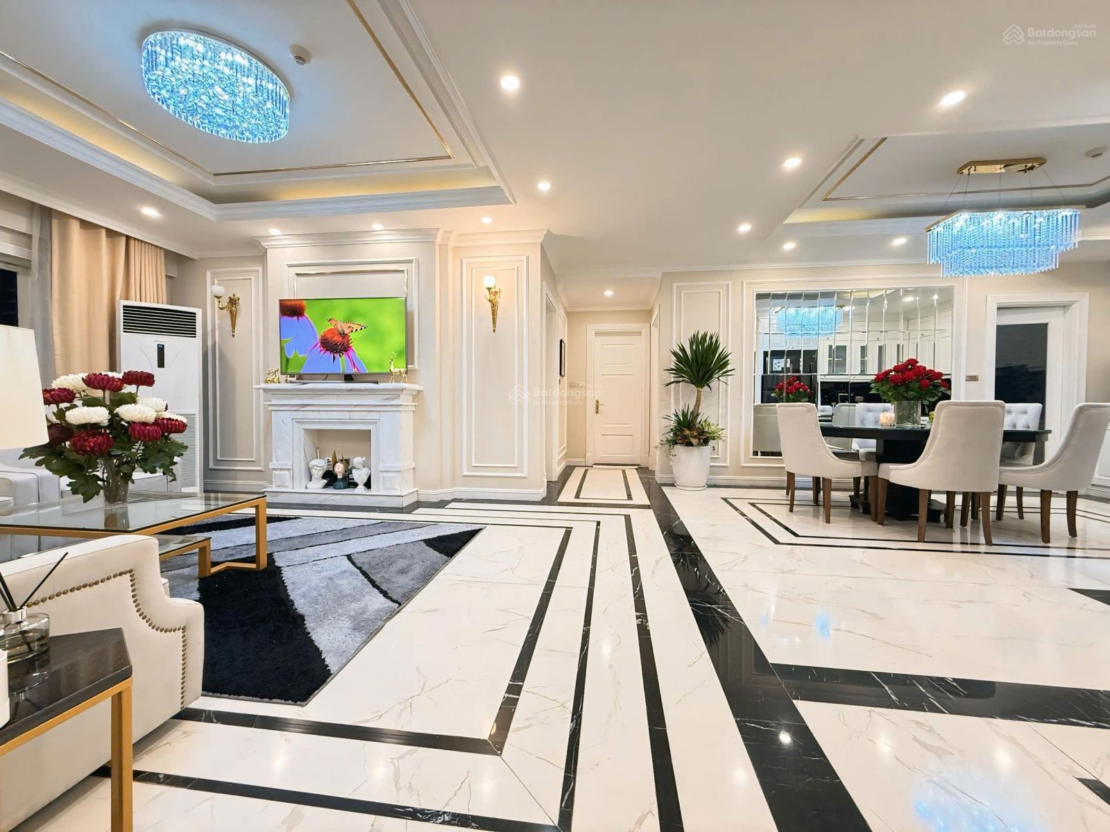 Tôi cần bán 2 căn hộ Goldmark City, căn 2PN 5,35 tỷ và căn góc 3PN 6,3 tỷ, có sổ đỏ, hỗ trợ vay