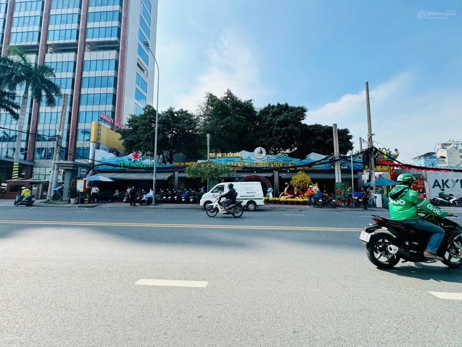 Ngang 30 mét tại trung tâm Cách Mạng Tháng Tám, Quận 3. DT: 30x35m. Trệt - lầu - sân thượng