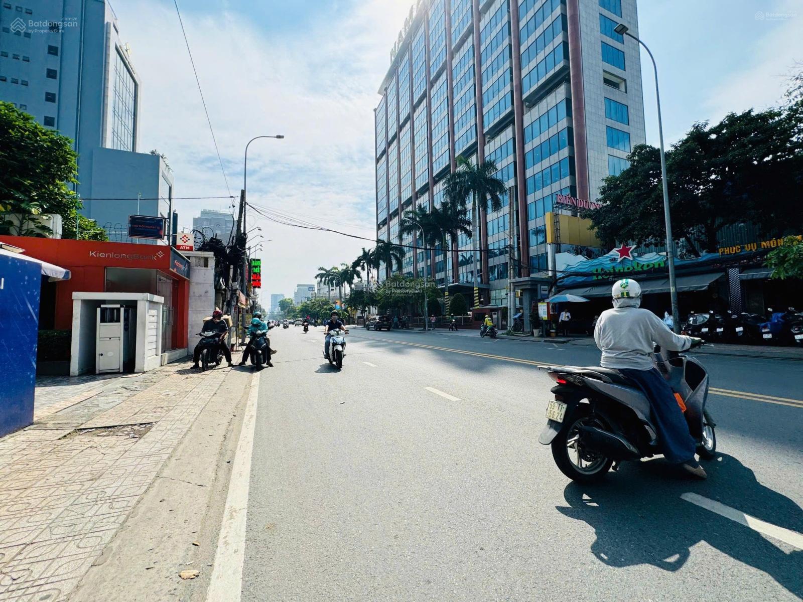 Ngang 30 mét tại trung tâm Cách Mạng Tháng Tám, Quận 3. DT: 30x35m. Trệt - lầu - sân thượng