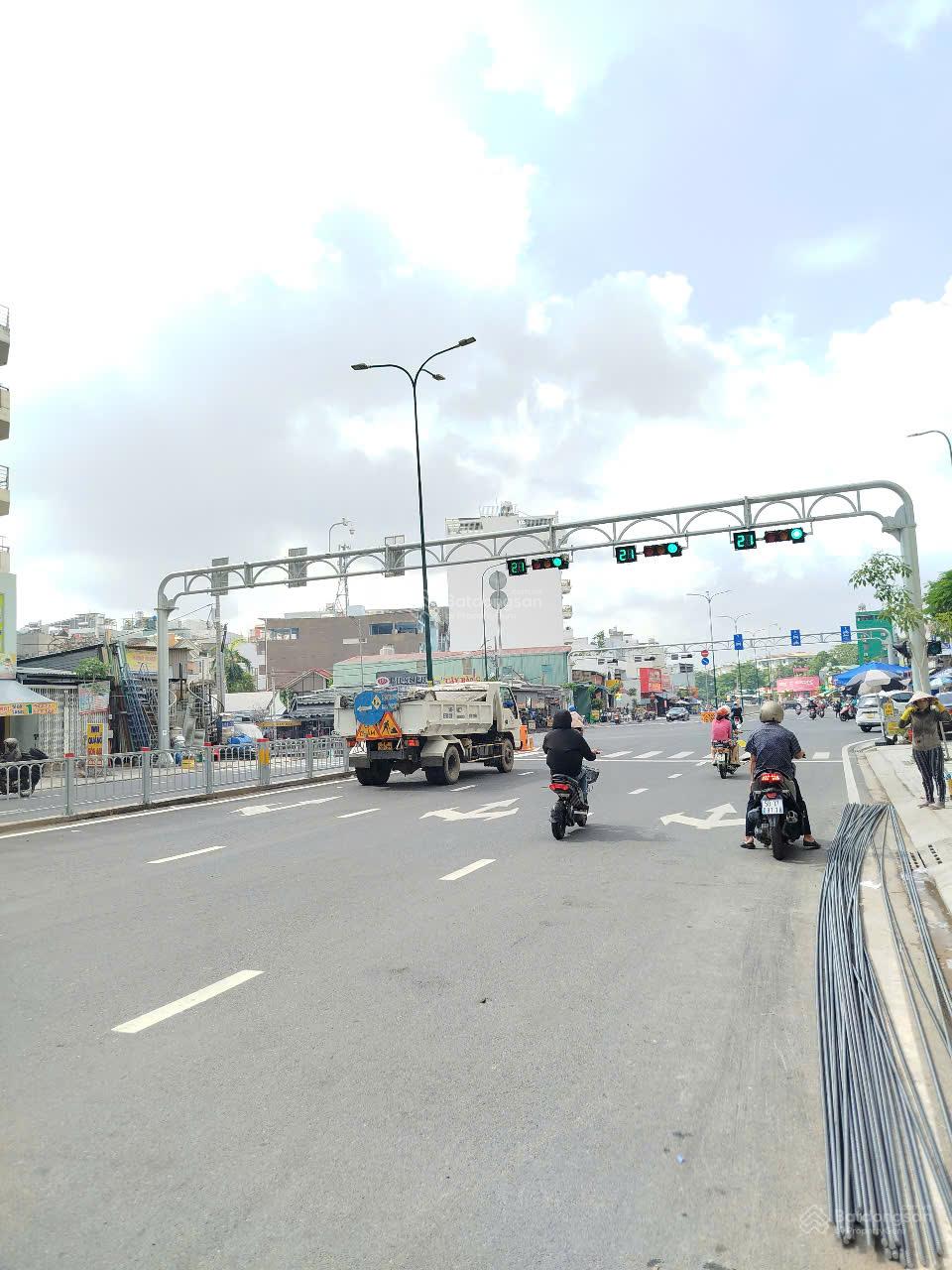 Cần bán gấp building mặt tiền Dương Quảng Hàm, 12x50m, hầm 8 lầu, chỉ 120 tỷ