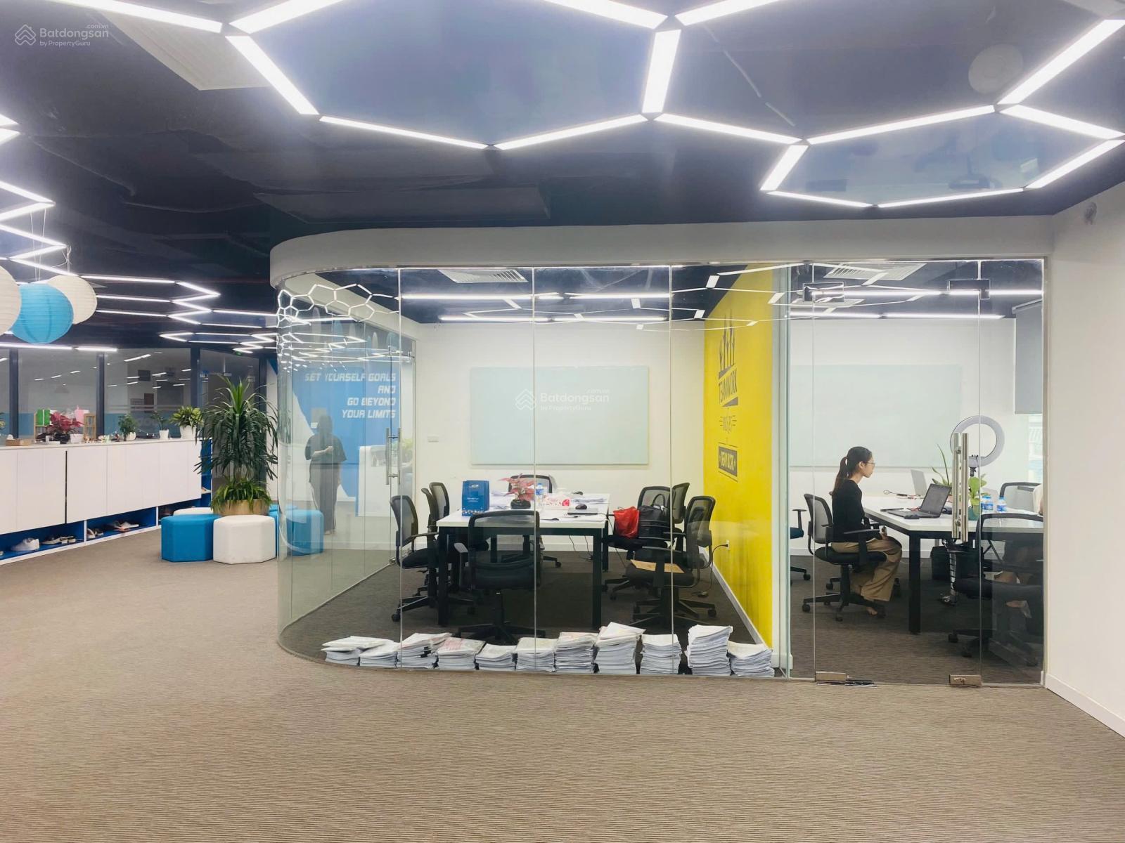 Cho thuê sàn văn phòng 368m2 sẵn nội thất tại Diamond Flower mặt phố Lê Văn Lương giá 250k/m2