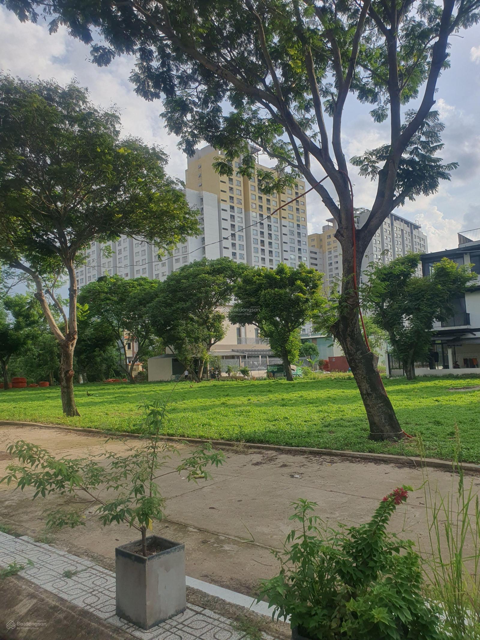 Bán nhanh nền nhà phố ngay vòng xoay Liên Phường, 142m ngang 6m giá tốt