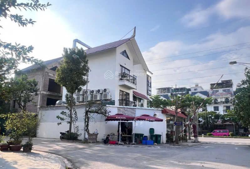 BÁN BIỆT THỰ GÓC 3 MẶT ĐƯỜNG KĐT THÀNH PHỐ GIAO LƯU - SỔ ĐỎ - VỊ TRÍ ĐẮT GIÁ - GIÁ TỐT NHẤT KHU VỰC