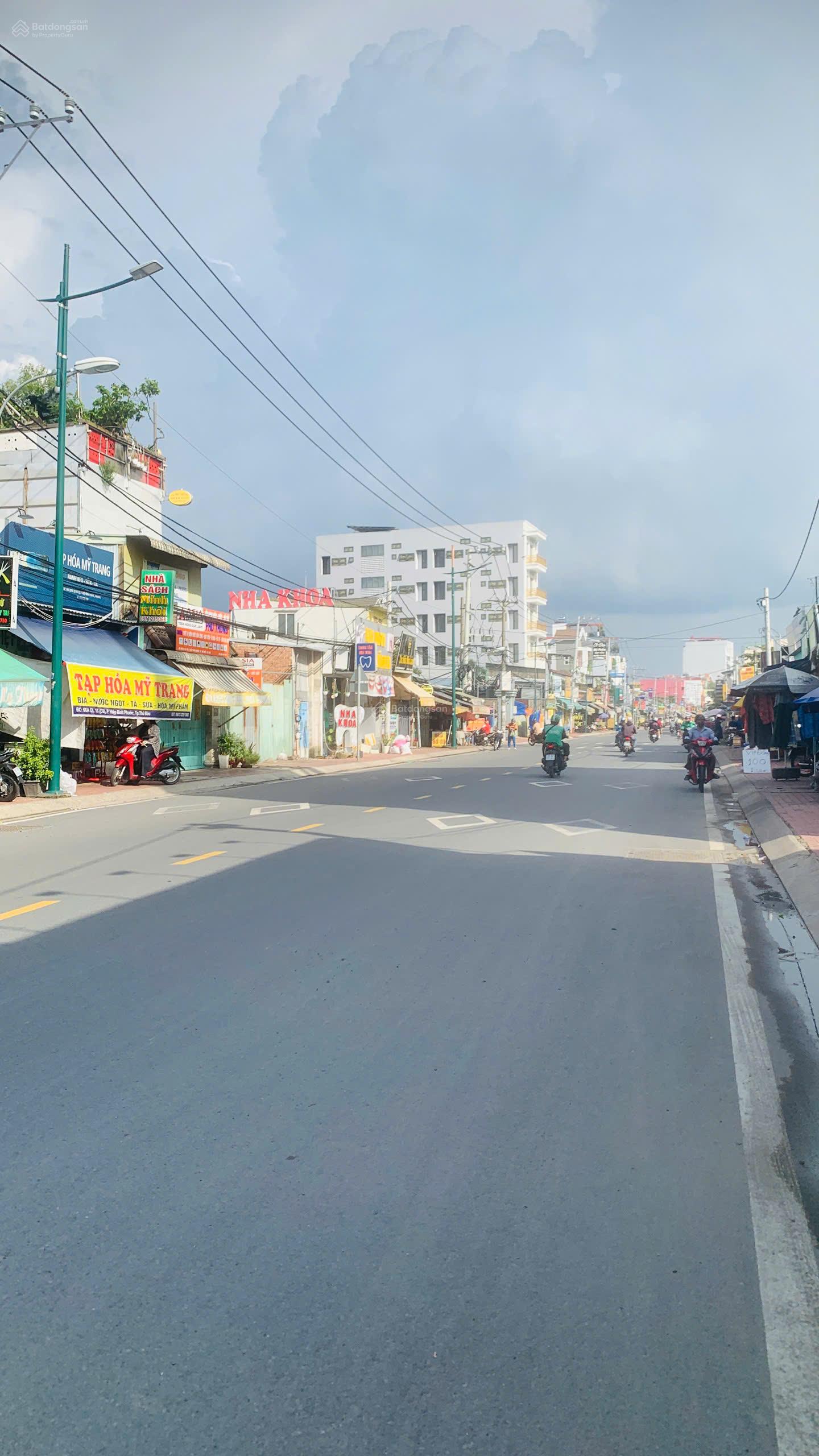 Nhà thông 2 xe ô tô hẻm lớn, 250m đến QL13; 300m đến QL13 cũ; 500m đến QL1A; 1km đến chợ đầu mối