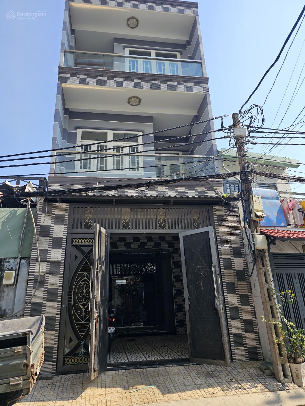 Nhà quận 4, Bến Vân Đồn DT gần 90m2 giá hơn 22 tỷ. 4m x 22m, 5 tầng, dòng tiền 100 triệu