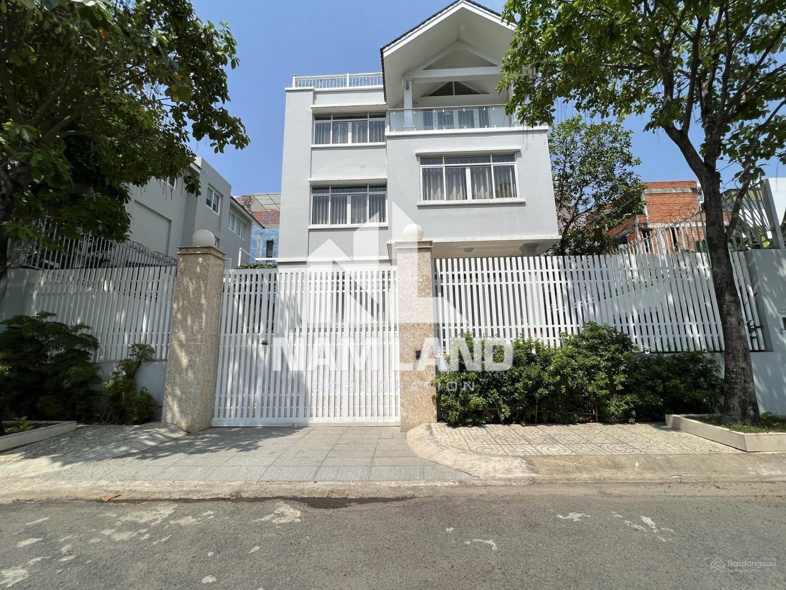 Cho thuê nhà có hầm 3 lầu có thang máy 4 phòng có nội thất, hồ cá koi để ở, văn phòng công ty