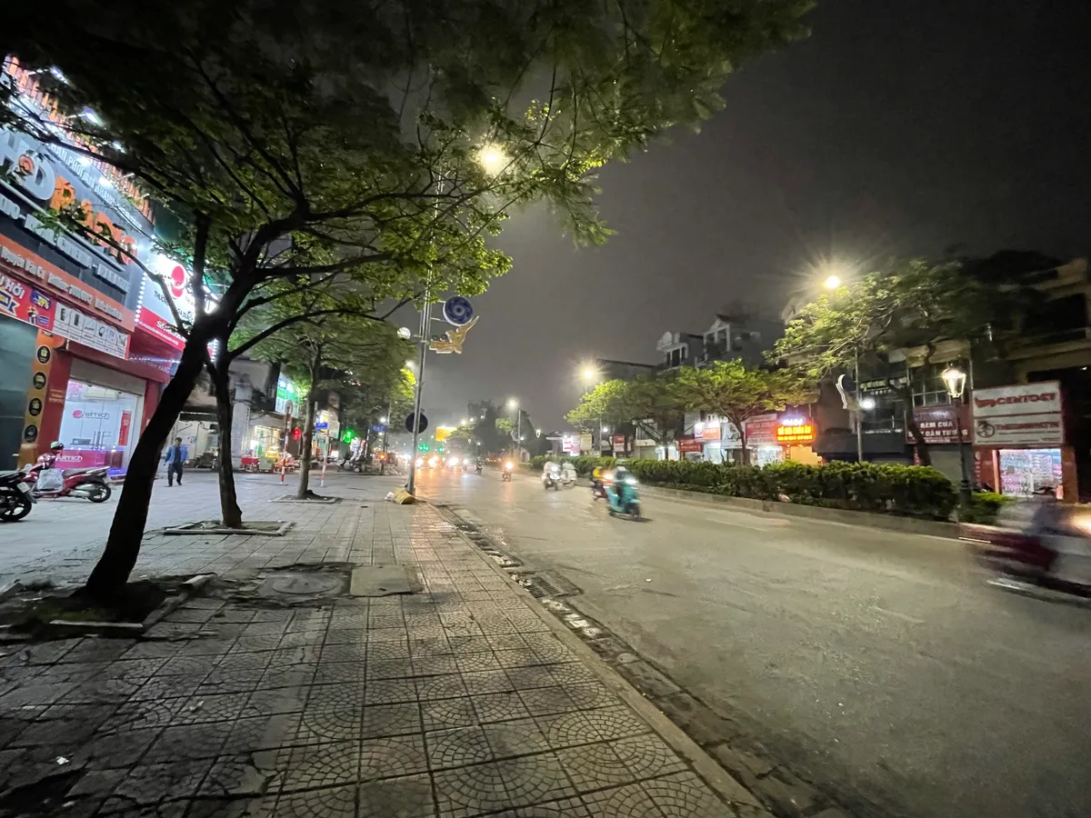 Tôi bán nhà mặt phố Nguyễn Văn Cừ-Hồng Tiến 200m2 7T thang máy vỉa hè 7m cho thuê hữu nghị 150tr/th