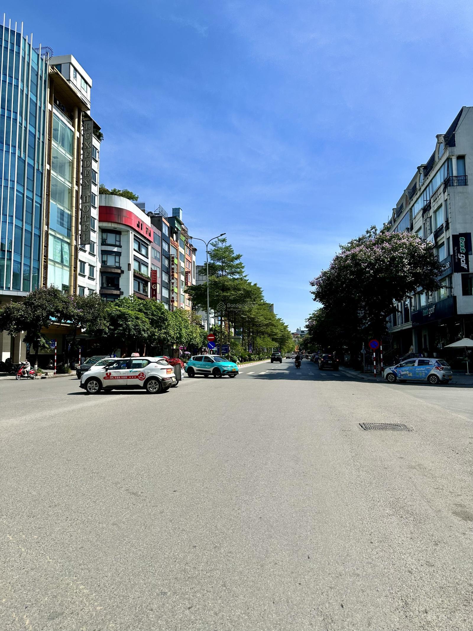 Cần bán nhà mặt phố Láng Hạ, Đống Đa. DT 120m2 x 5T, MT 5,8m. Vị trí rất đẹp, vỉa hè rộng, KD tốt