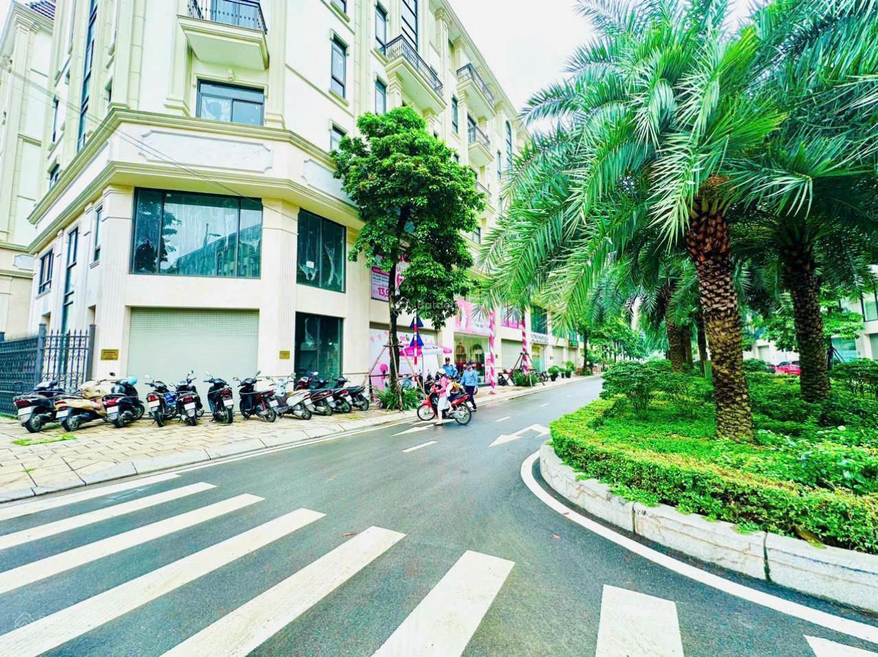 Chủ cần bán gấp Him Lam 98m2 7 tầng. MT 7m duy nhất 1 căn vị trí đẹp giá 32 tỷ. LH em 0984 042 *** Chủ cần bán gấp Him Lam 98m2 7 tầng. MT 7m duy nhất 1 căn vị trí đẹp giá 32 tỷ. LH em 0984 042 ***