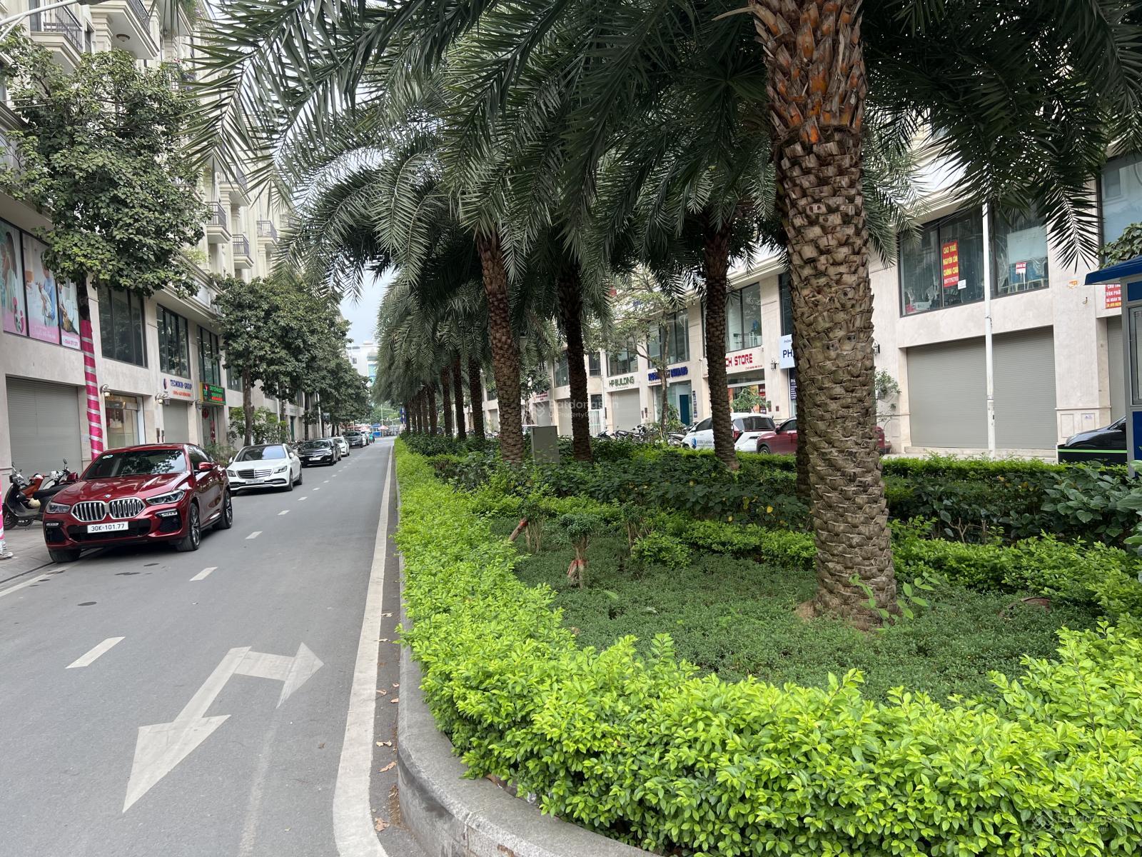 Chủ cần bán gấp Him Lam 98m2 7 tầng. MT 7m duy nhất 1 căn vị trí đẹp giá 32 tỷ. LH em 0984 042 ***