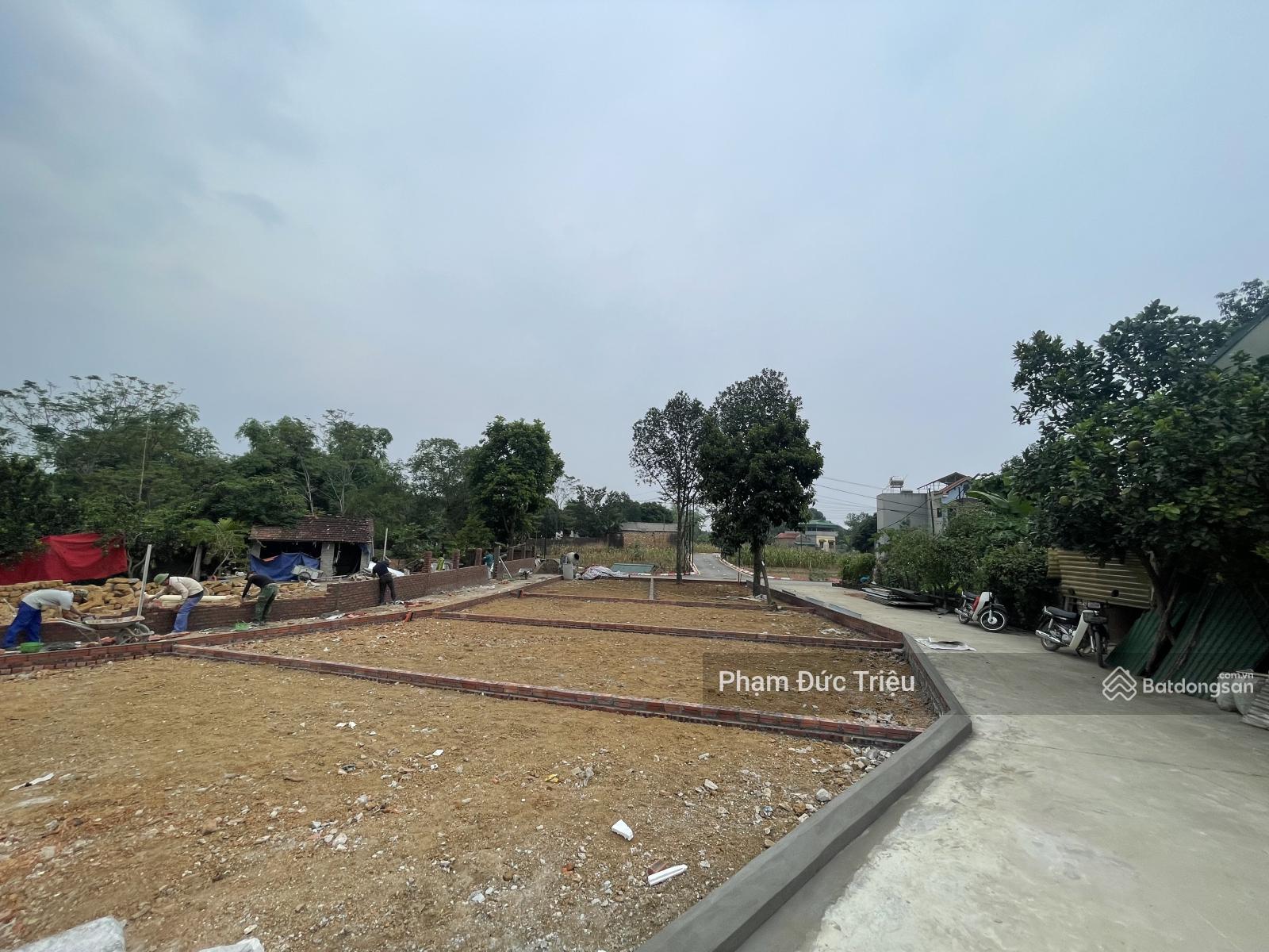 Chính chủ bán 2 mảnh 60m2 trục chính lô góc, LK sau ủy ban xã Bình Yên