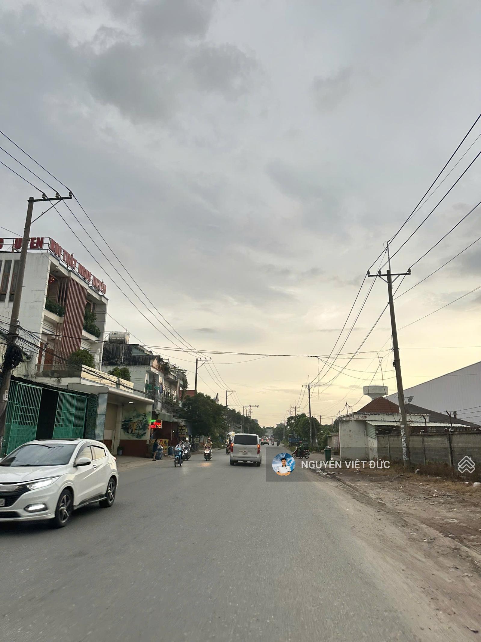 Giảm 600tr bán gấp 300m2 đất có sẵn nhà cho thuê mặt tiền đối diện KCN kính nổi. Gần chung cư