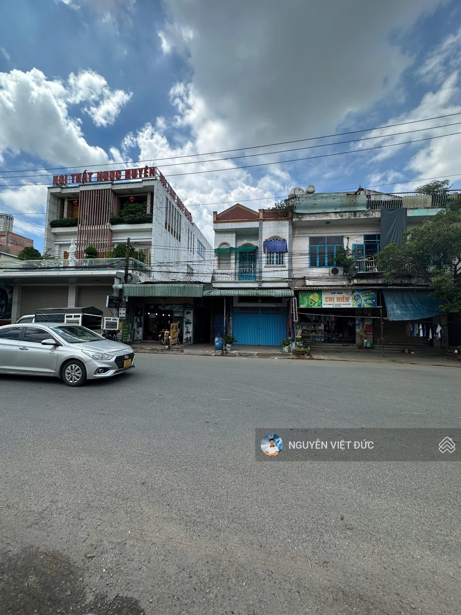 Giảm 600tr bán gấp 300m2 đất có sẵn nhà cho thuê mặt tiền đối diện KCN kính nổi. Gần chung cư