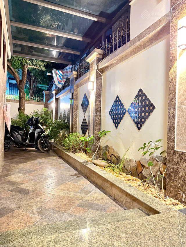 Bán BT Trung Văn Vinaconex 3, Nam Từ Liêm. DT 162m2x4T. Có hầm. Giá 42 tỷ. LH: 0964 769 ***