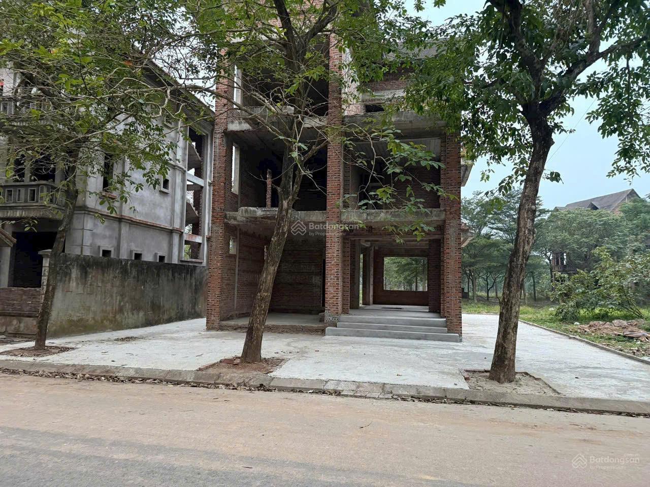 Bán biệt thự xây thô giá rẻ khu đô thị Hà Phong DT: 304 m2, vị trí gần sông. LH: 0981 935 ***