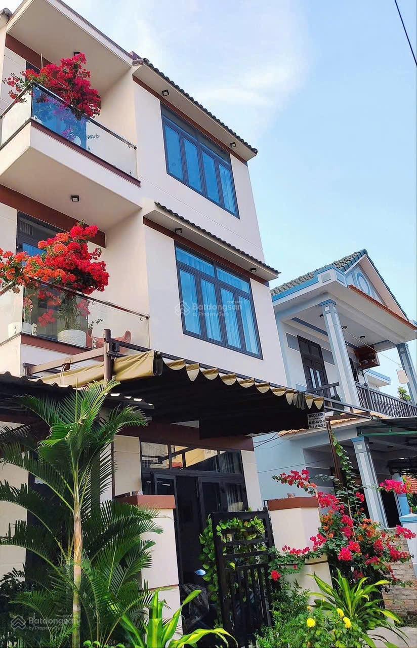 Căn nhà 3 tầng 4PN sát biển Cửa Đại, diện tích rộng rãi, có chỗ làm hồ bơi, gió biển mát rượi
