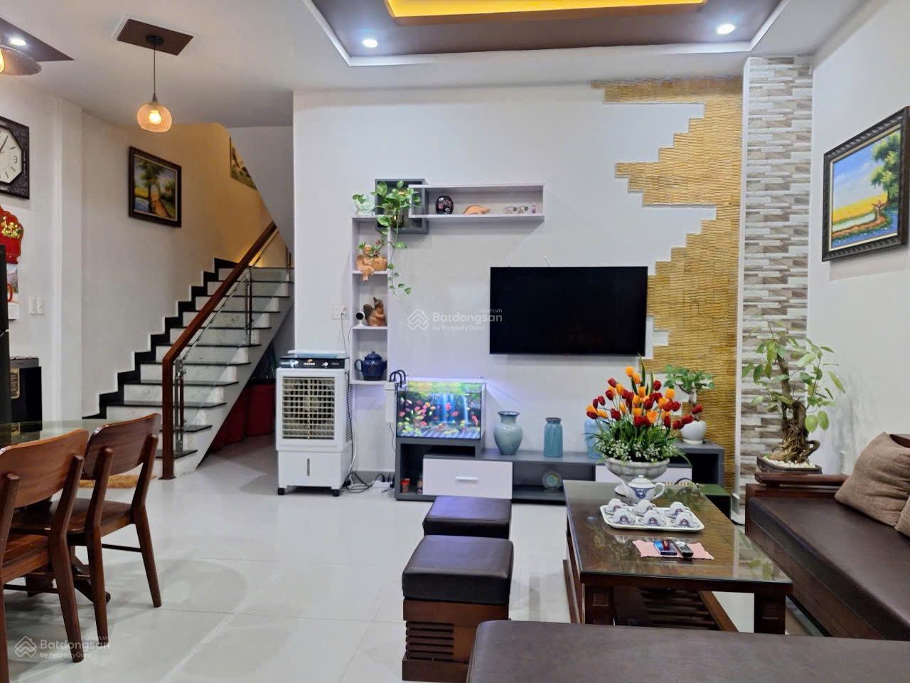 Căn nhà 3 tầng 4PN sát biển Cửa Đại, diện tích rộng rãi, có chỗ làm hồ bơi, gió biển mát rượi