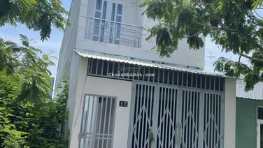 Cần bán căn nhà 1 trệt 1 lầu KDC Long Hậu Nam Sài Gòn. DT: 5m x 18m giá 3 tỷ. Sổ hồng riêng