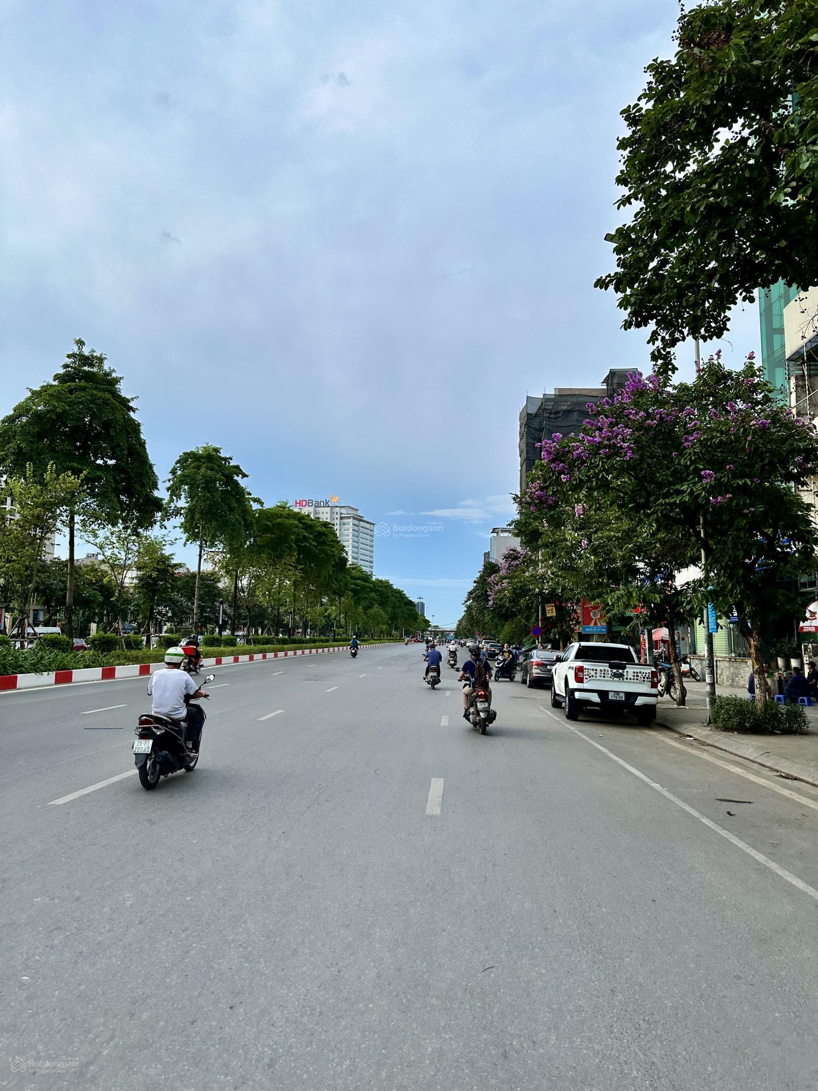 Cần bán nhà mặt phố Trần Thái Tông, Cầu Giấy. DT sổ 105m2 x MT 6m. Vị trí đẹp, KD nhộn nhịp sầm uất