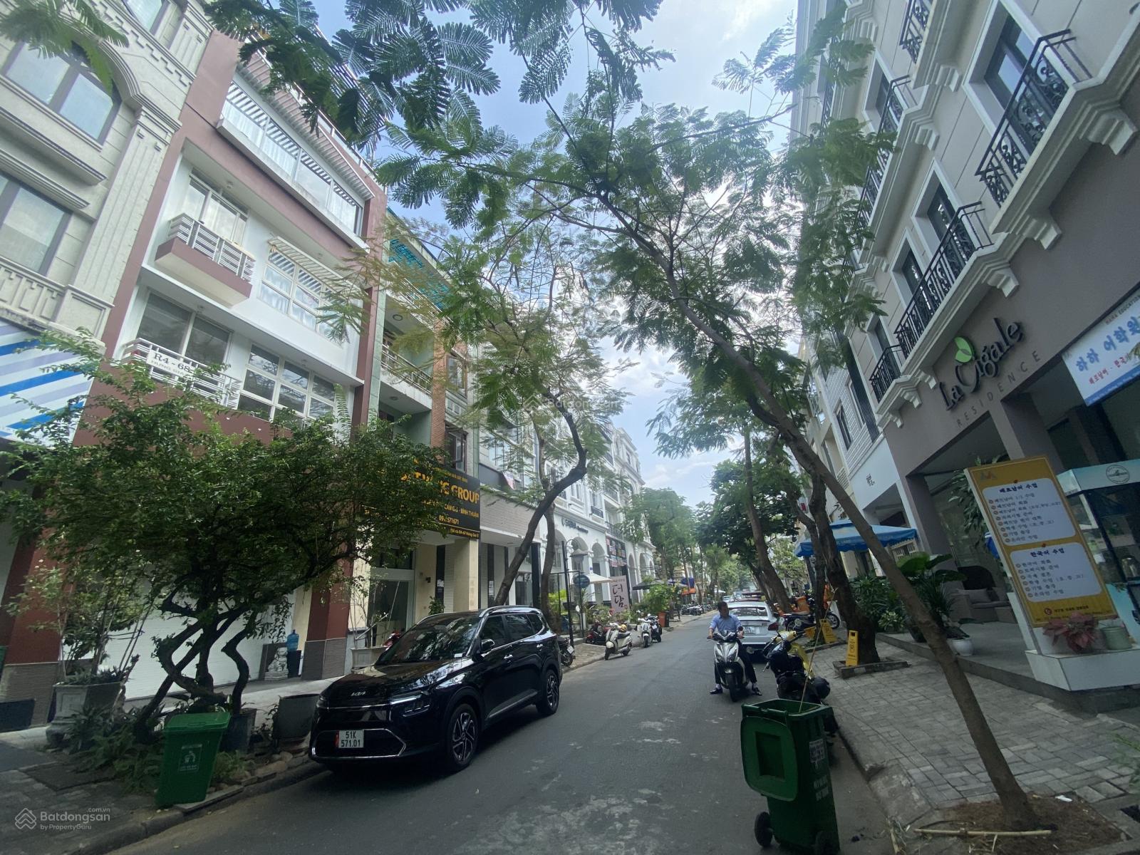 Bán nhà mặt phố Hưng Gia - PMH, Q7, TP. HCM. Giá chỉ: 28,5 tỷ. Có thang máy. LH: 0981 934 ***