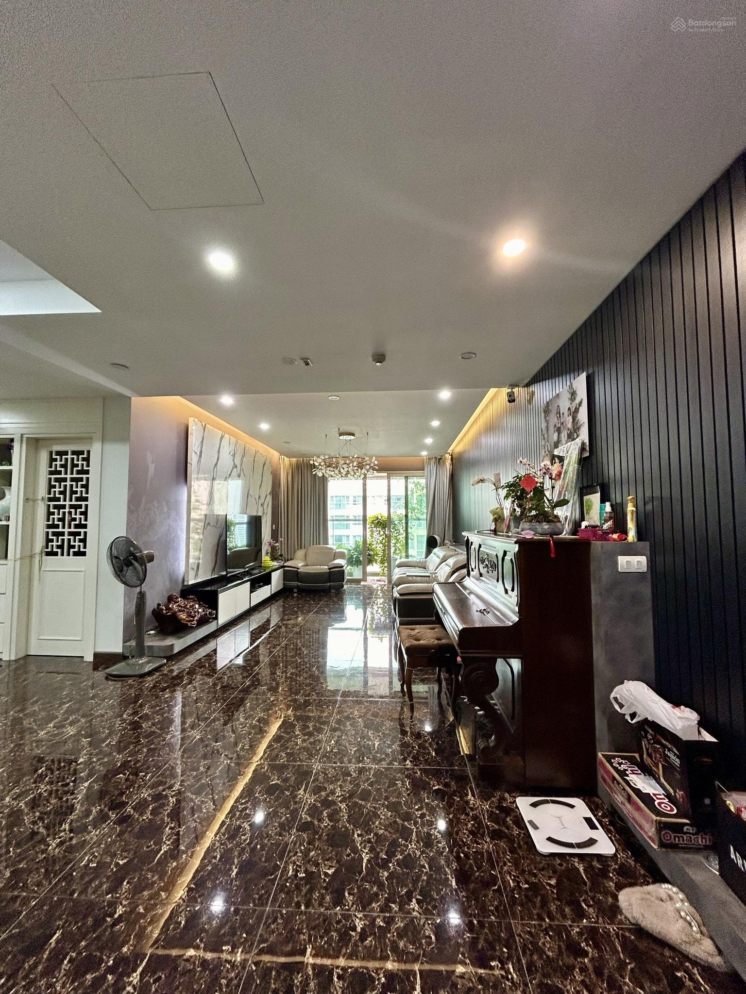 Tôi cần bán gấp căn hộ Mandarin Garden 130m2, giá 98tr/m2, ban công ĐN mát mẻ view hồ full nội thất