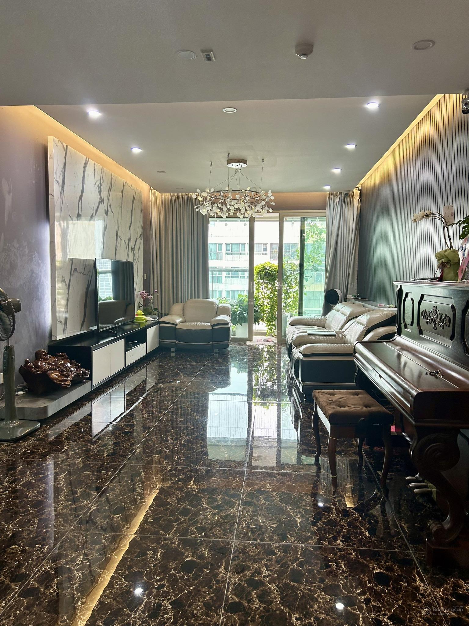 Tôi cần bán gấp căn hộ Mandarin Garden 130m2, giá 98tr/m2, ban công ĐN mát mẻ view hồ full nội thất