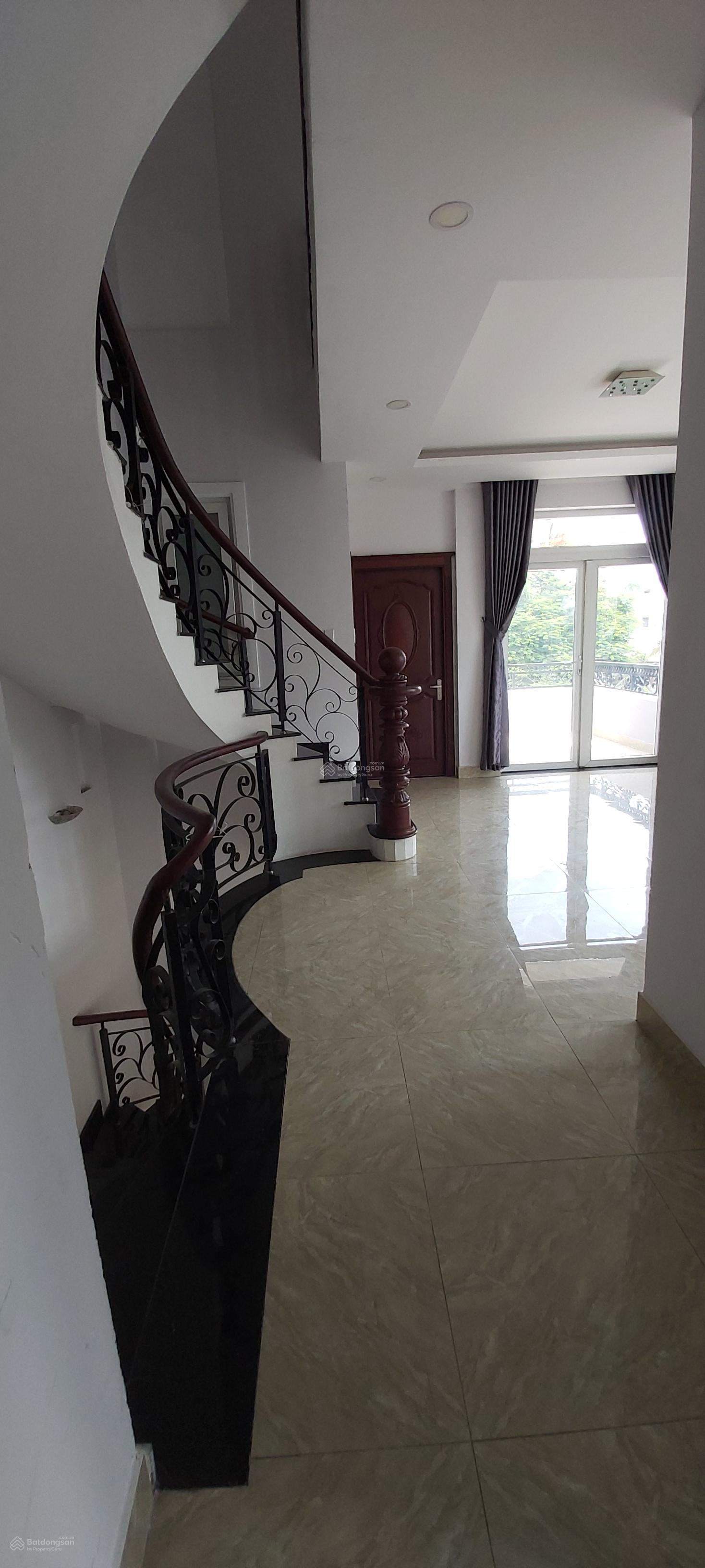 Cho thuê nhà biệt thự. 3 tầng, 6 phòng ngủ. DT sử dụng 360 m2