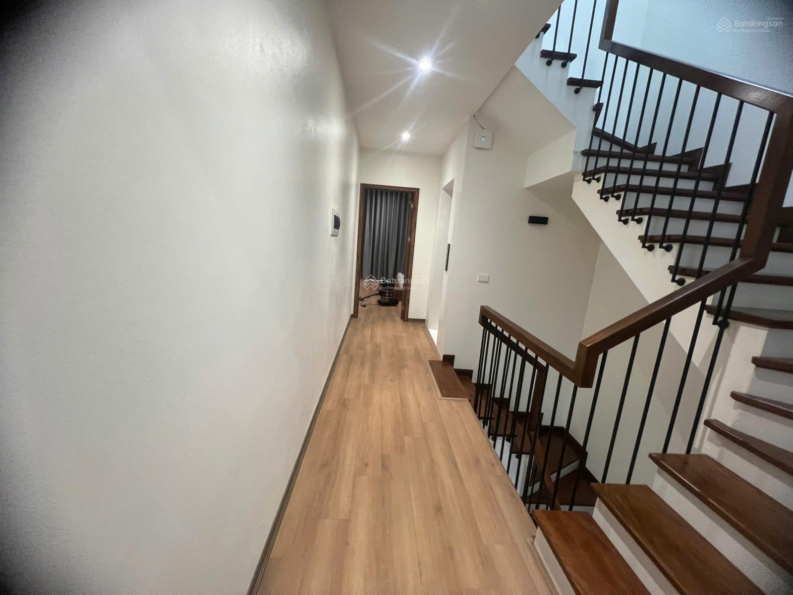 Chính chủ bán LK 5tầng, hoàn thiện có thang máy, địa điểm kinh doanh được. LH: 0988 970 ***