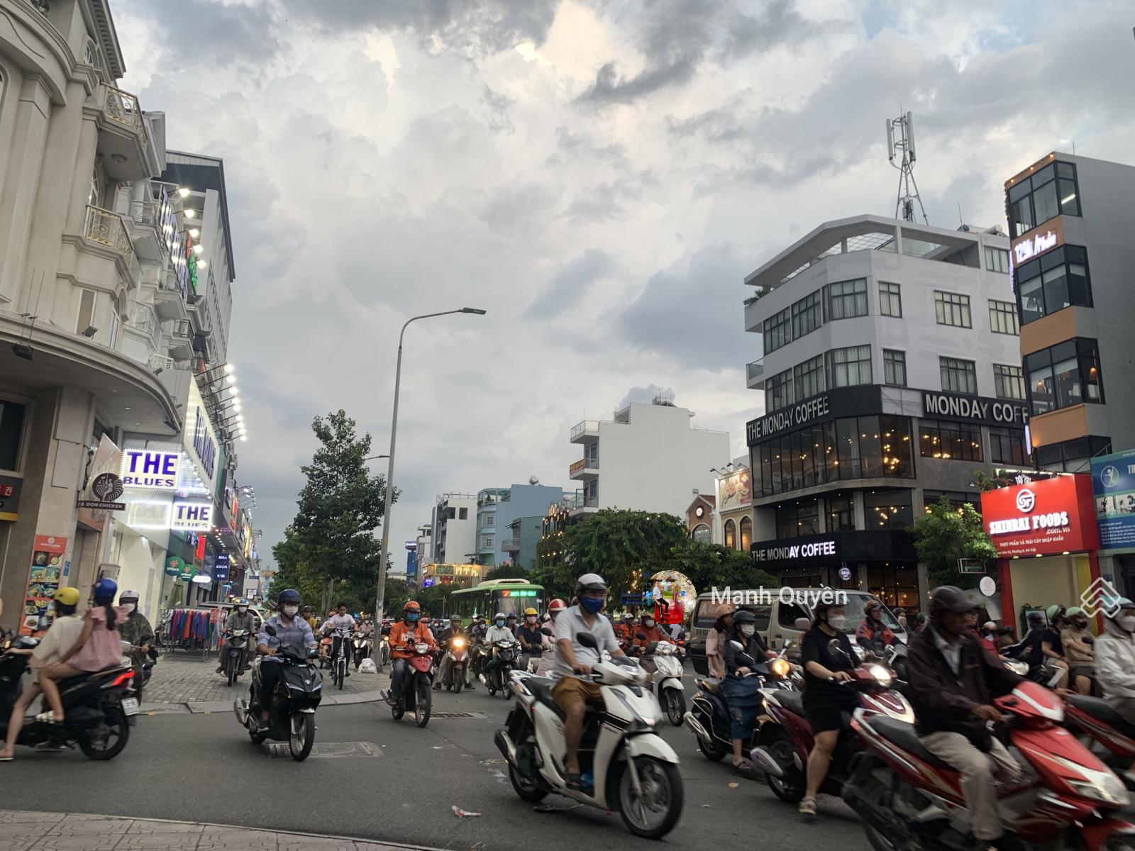 Mặt tiền Phan Văn Trị, DT 4.2x18m, gần góc ngã tư Nguyễn Oanh, 4 tầng, kinh doanh sầm uất