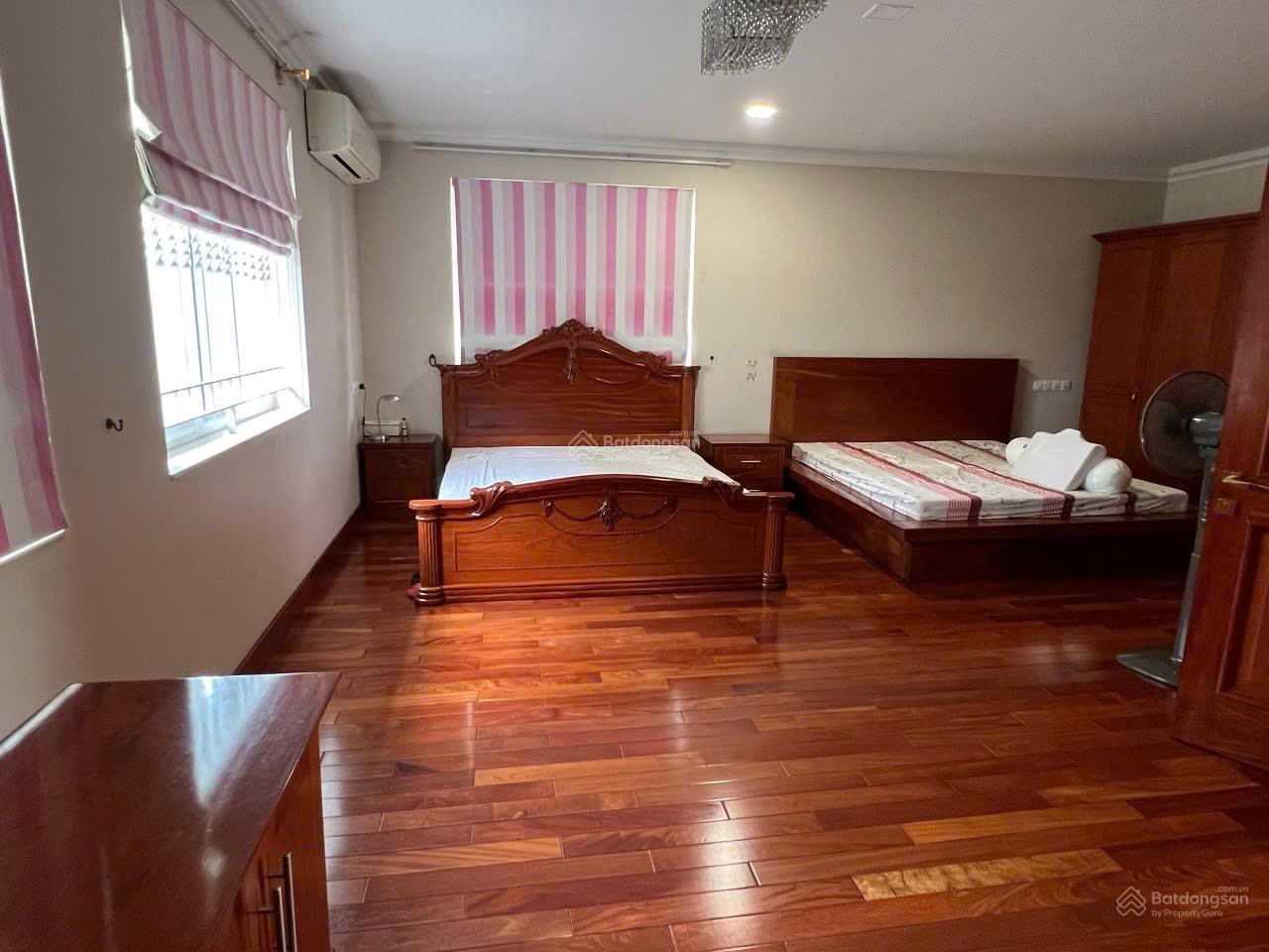 Bán biệt thự góc 3 mặt tiền Nguyễn Thành Ý Quận 1. DT 13x20m Trệt 2L. Giá 128tỷ