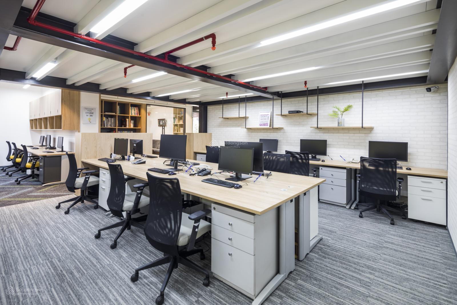 Cho thuê mặt bằng văn phòng khu trung tâm, dân cư đông đúc Quận 10