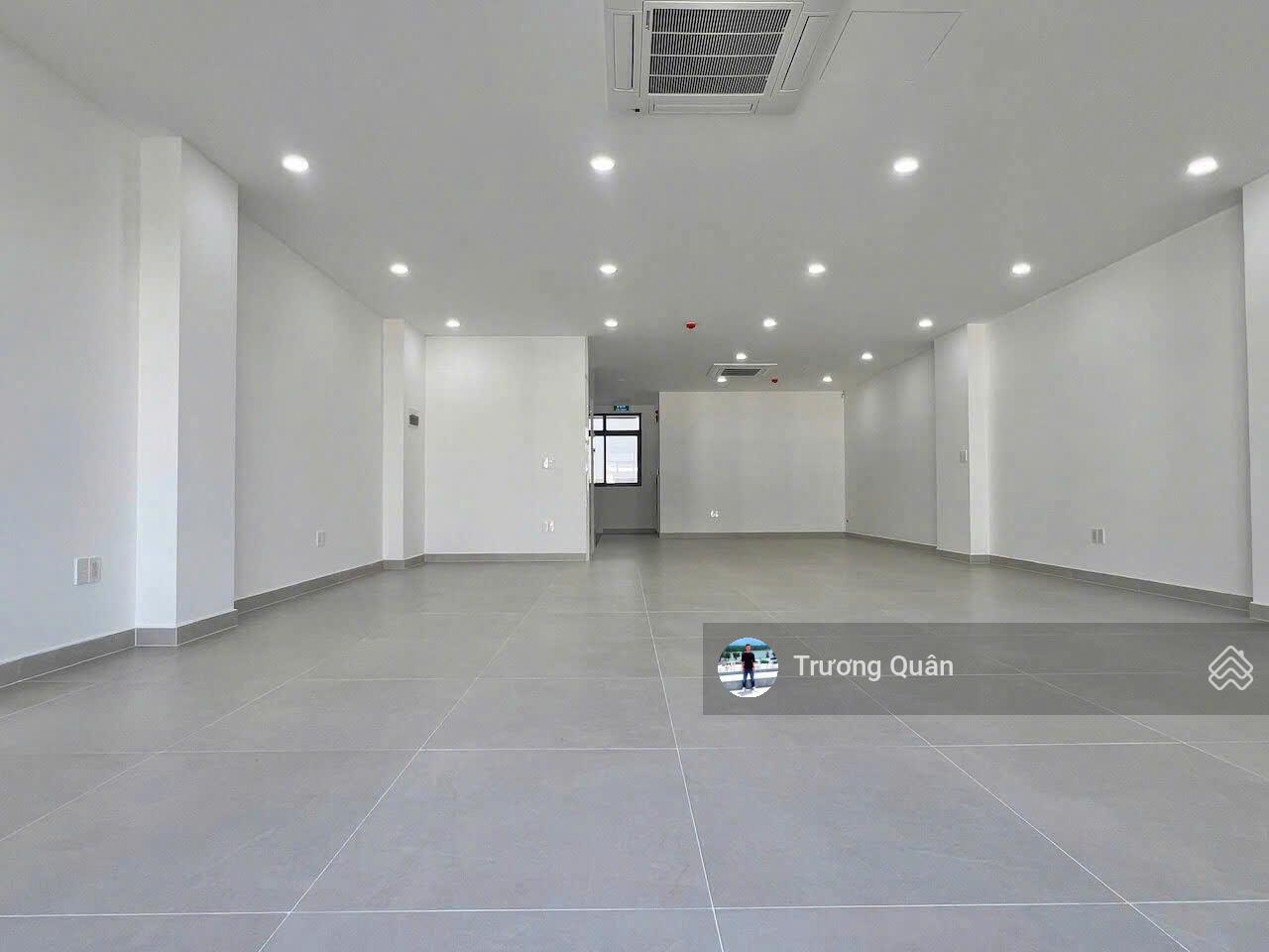 Tòa nhà văn phòng vị trí đẹp cho thuê theo tầng phù hợp nhiều nhu cầu khách hàng tại KĐT Vạn Phúc