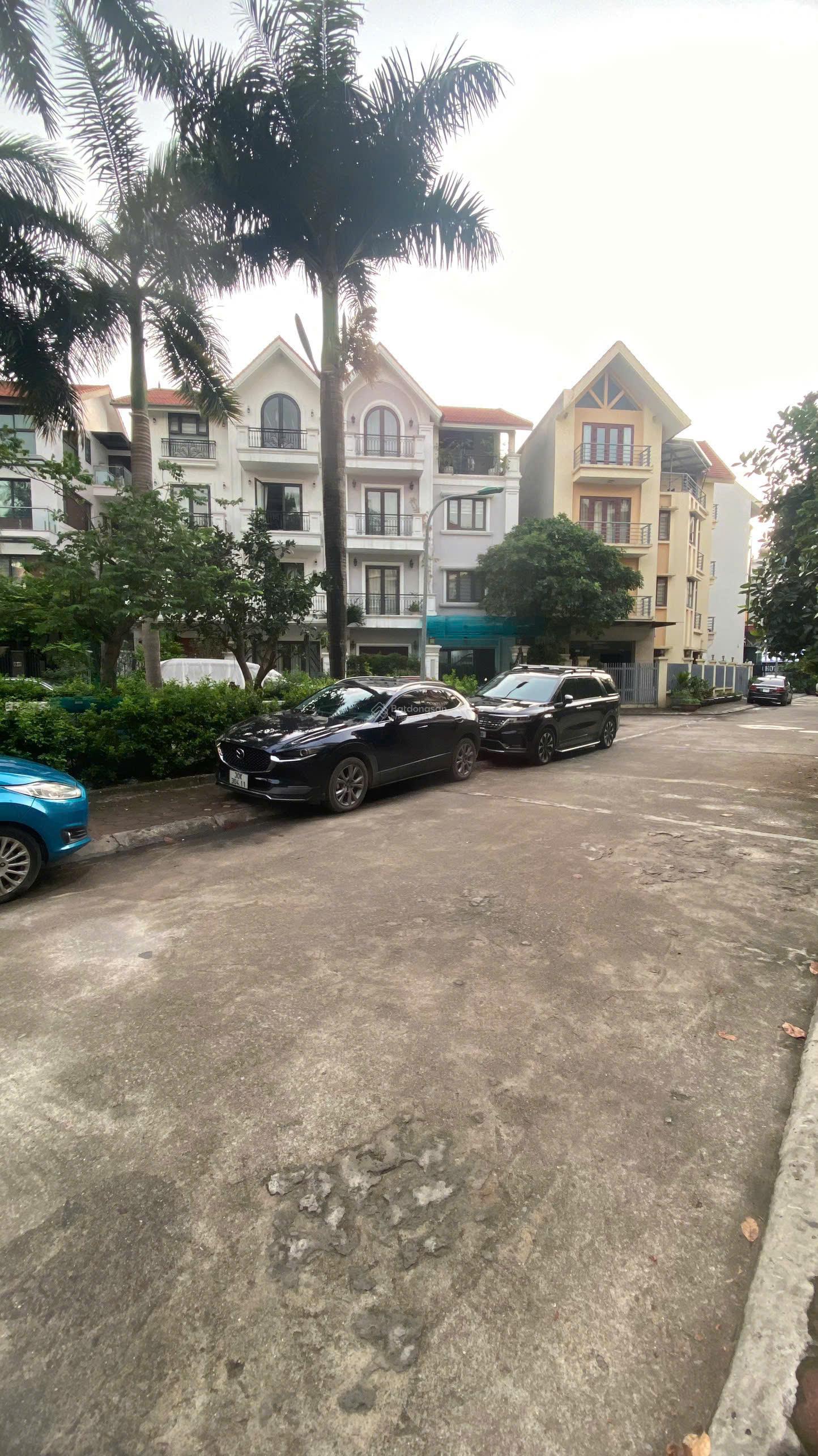 Bán nhà liền kề 4 tầng Nguyễn Quốc Trị, Cầu Giấy DT: 123m2, MT: 7,4m, xây 4 tầng thô view vườn hoa