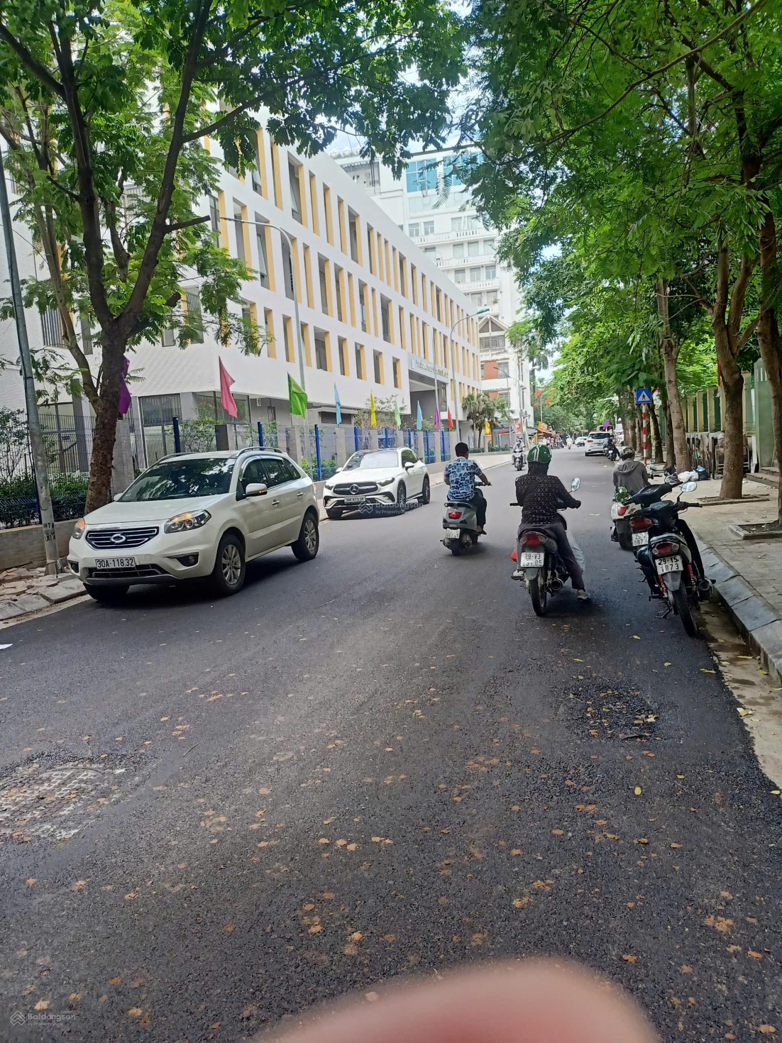 Bán đất trong ngõ phố Vũ Ngọc Phan Láng Hạ DTSĐ 120m2, MT 12m giá 19,5 tỷ. LH 0936 011 ***