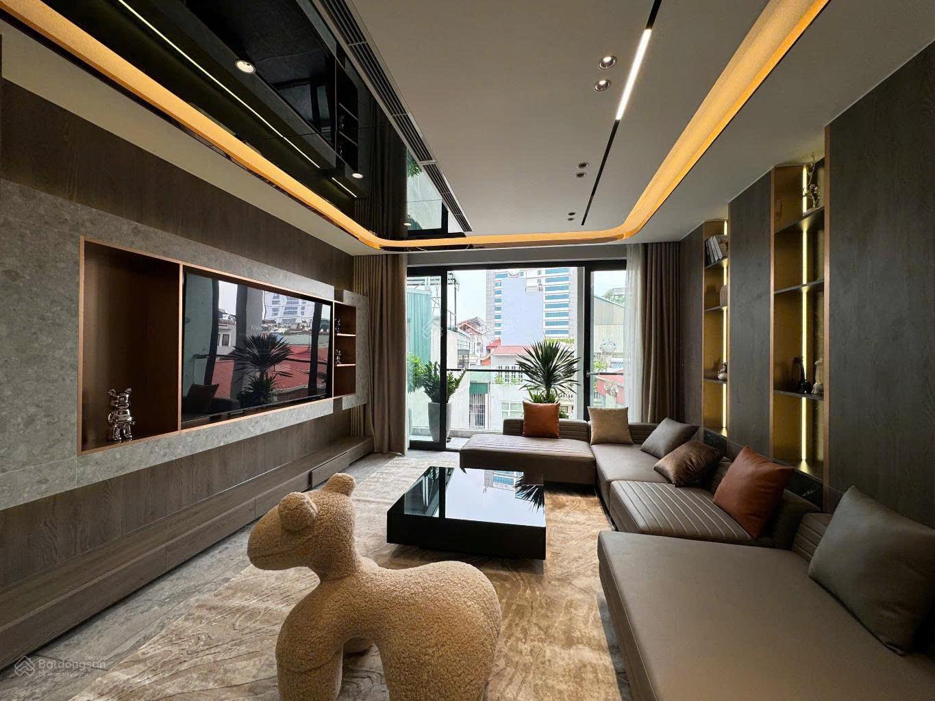 Siêu hiếm! Bán nhà Phố Trạm - 61m x 6tầng - 2 Thoáng - thang máy - Ô tô đỗ cửa giá 8,99 tỷ (có TL)