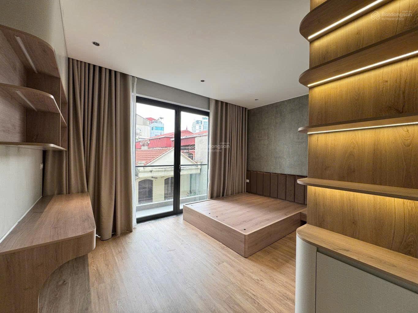 Siêu hiếm! Bán nhà Phố Trạm - 61m x 6tầng - 2 Thoáng - thang máy - Ô tô đỗ cửa giá 8,99 tỷ (có TL)