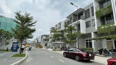 Nhà phố 3 tầng 5*17m giá 4,9 tỷ sổ sẵn khu cao cấp gần cụm Vsip The Standard Bình Dương